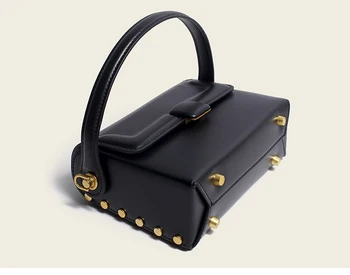 Маленькая квадратная сумка Женская высококачественная Новая кожаная женская сумка через плечо Модная сумка с заклепками, сумочка